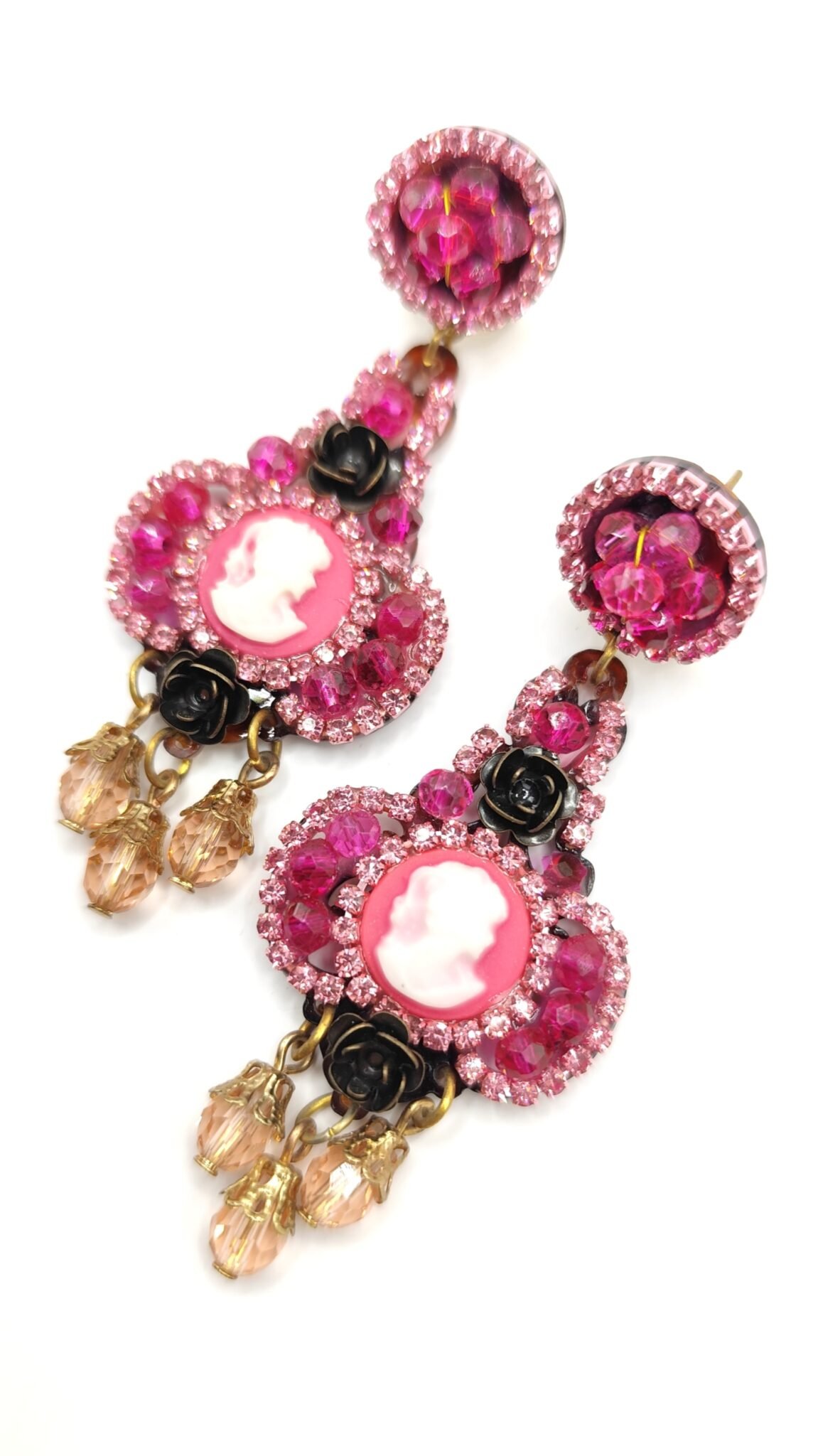 Pendientes de Fiesta Elvira – Pera Pequeña con Camafeo y Cristal Checo Hechos a Mano