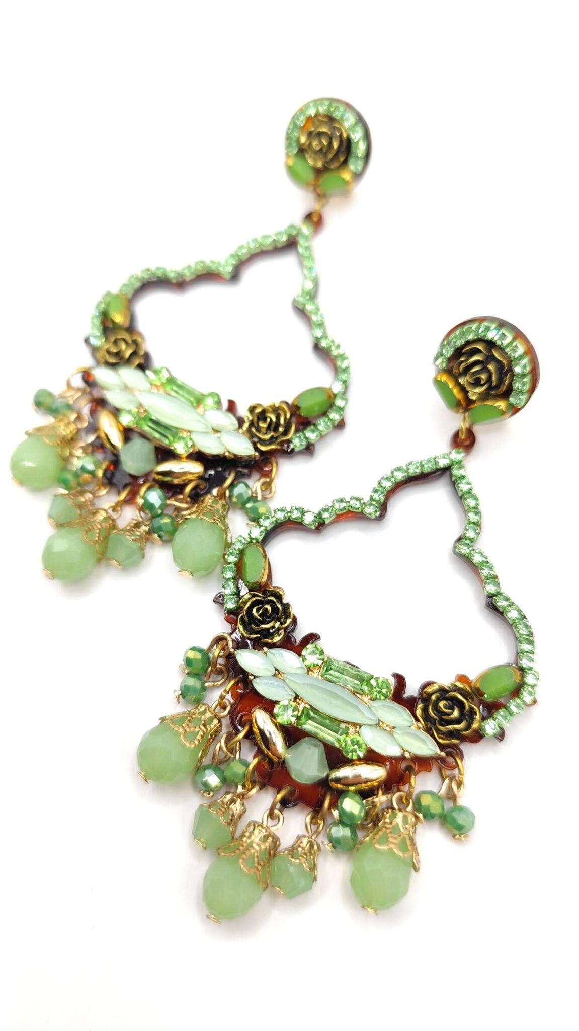 Pendientes de Fiesta Pilar – Doble V con Cristal Checo, Rosas y Lágrimas Hechos a Mano