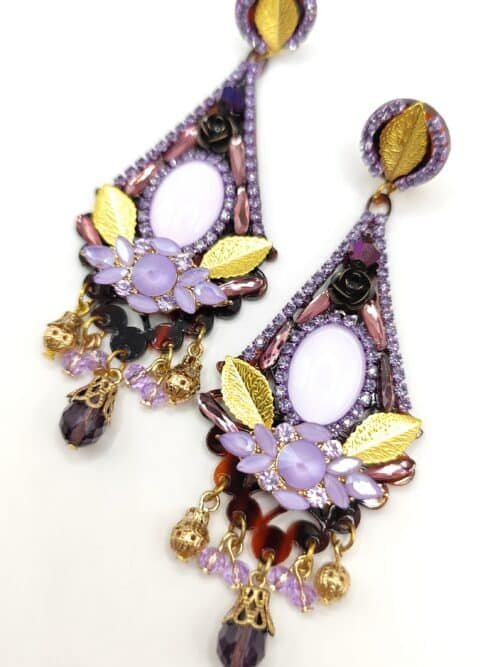 Pendientes morados de fiesta Evania de carey en tonos malva y lavanda, con cierre omega hipoalergénico.