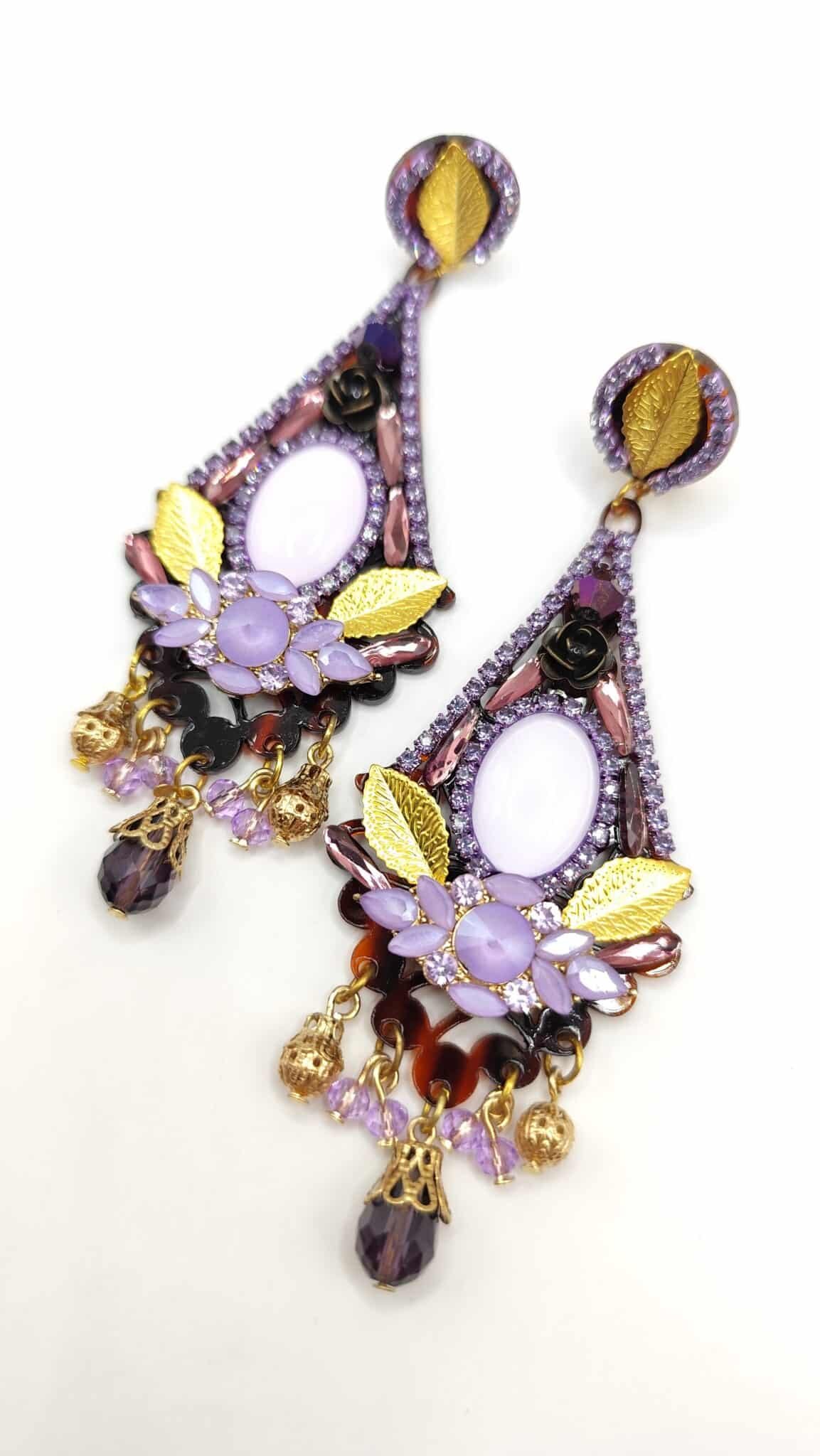 Pendientes morados de fiesta Evania de carey en tonos malva y lavanda, con cierre omega hipoalergénico.