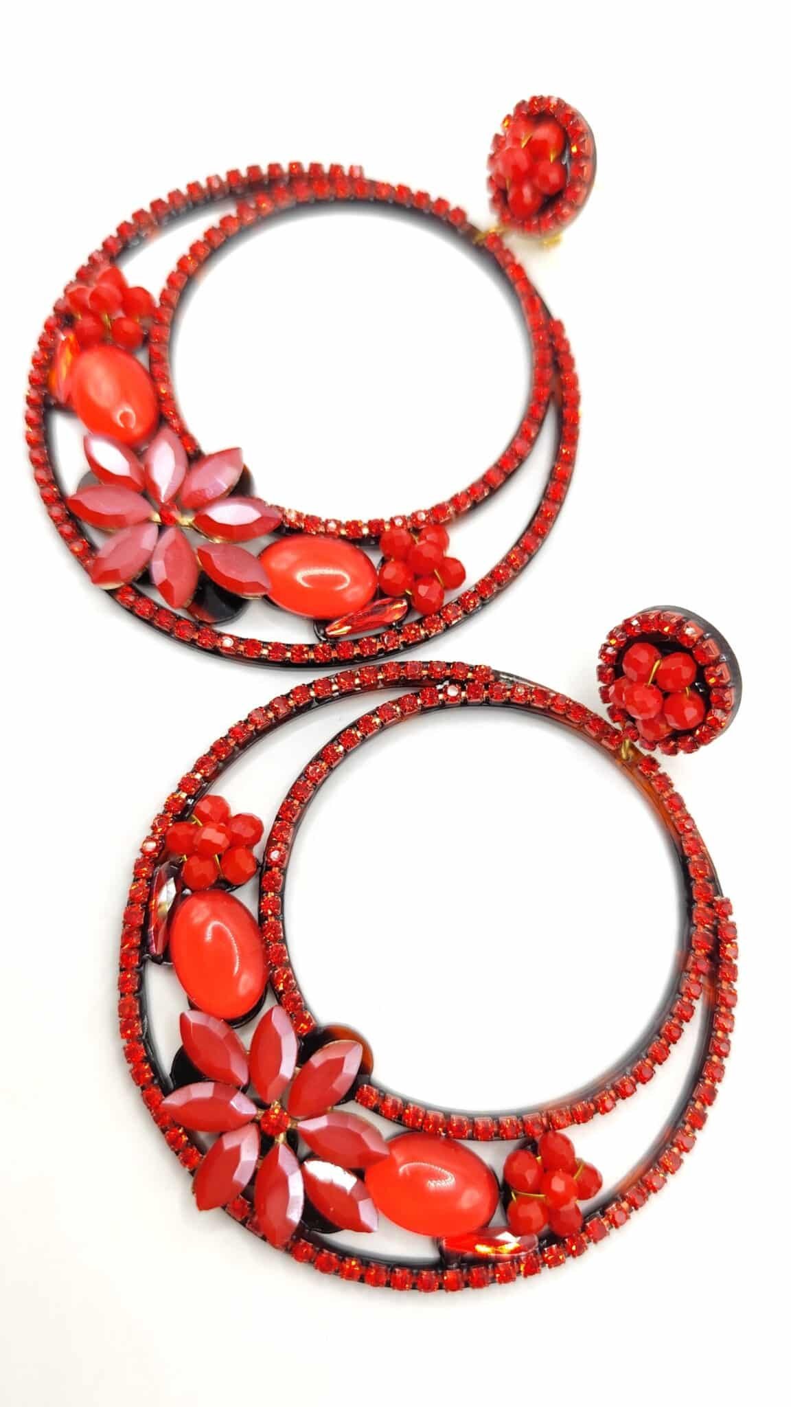 Pendientes rojos de fiesta Elara con doble aro de carey y cristal checo
