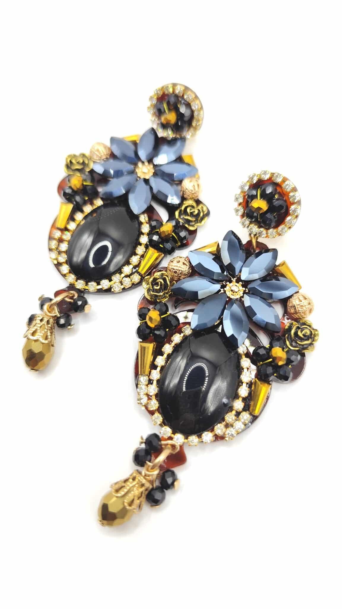 Pendientes de fiesta elegantes Eira con base de carey, cristal Swarovski y cristal checo