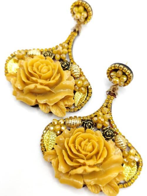 Pendientes Zenda de carey con flor de resina tallada amarilla y cristal checo dorado