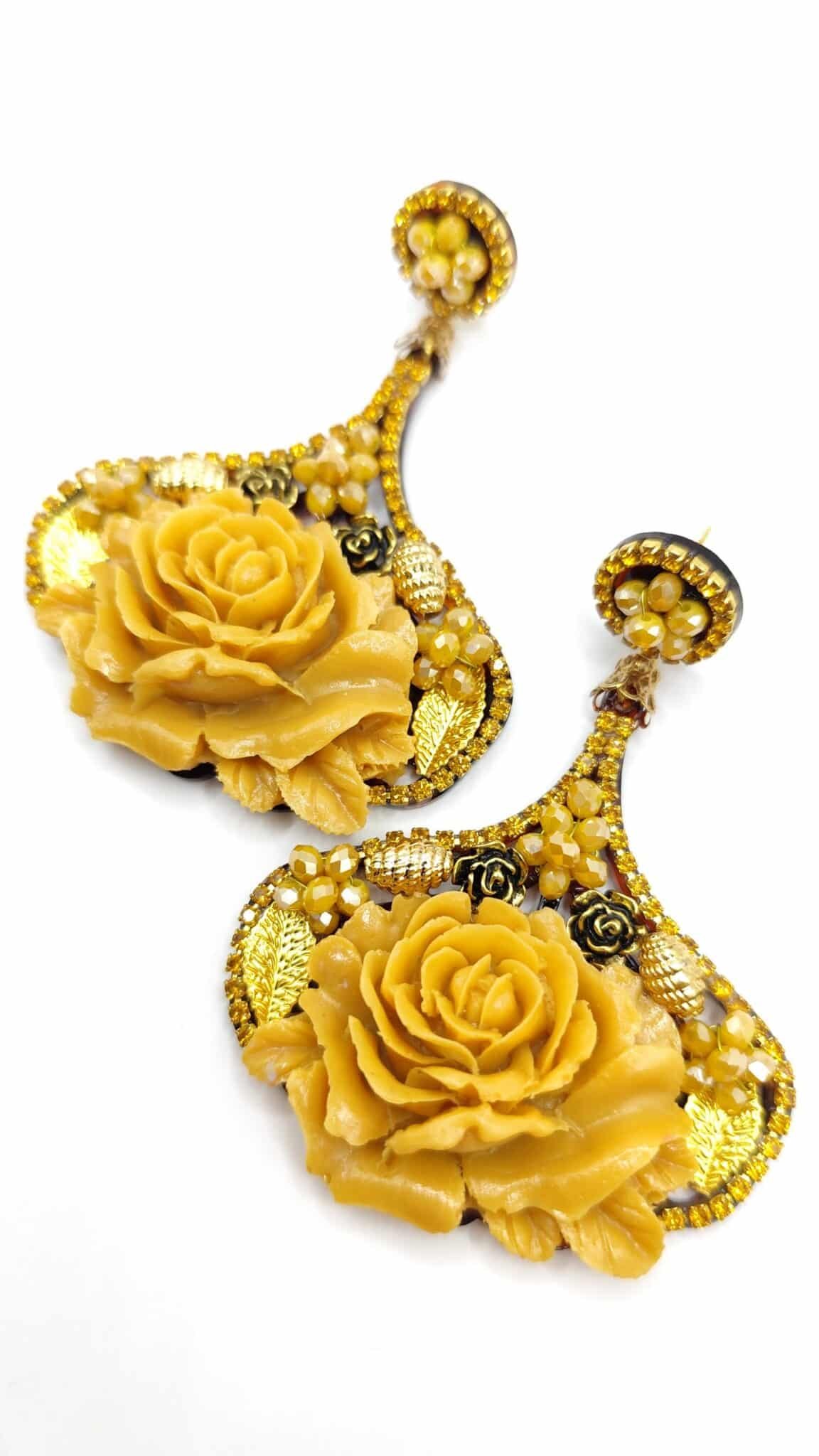 Pendientes Zenda de carey con flor de resina tallada amarilla y cristal checo dorado